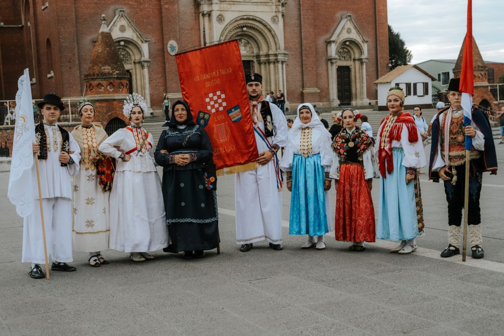 [FOTO GALERIJA] Revija narodnih nošnji Đakovštine (prvi dio)