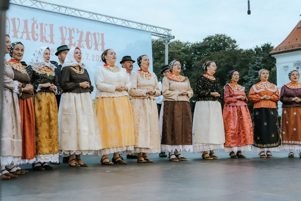 [FOTO GALERIJA] Folklorni program “Đakovština u pjesmi i plesu”