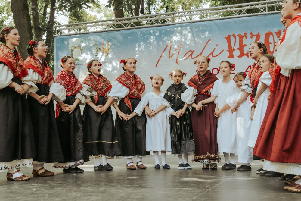 [FOTO GALERIJA] Nastupi dječjih skupina u Strossmayerovom parku (drugi dio)