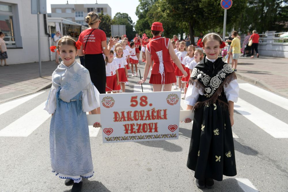 [FOTO GALERIJA] Povorka Malih vezova (crkva Svih svetih)