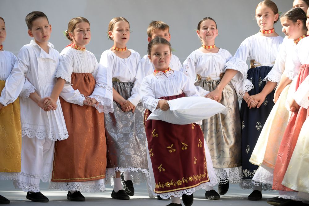 [FOTO GALERIJA] Nastupi dječjih skupina u Strossmayerovom parku (prvi dio)