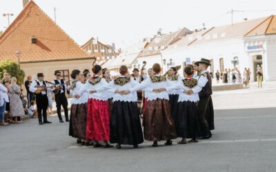 Raspored svečane povorke i folklornih nastupa Malih Vezova